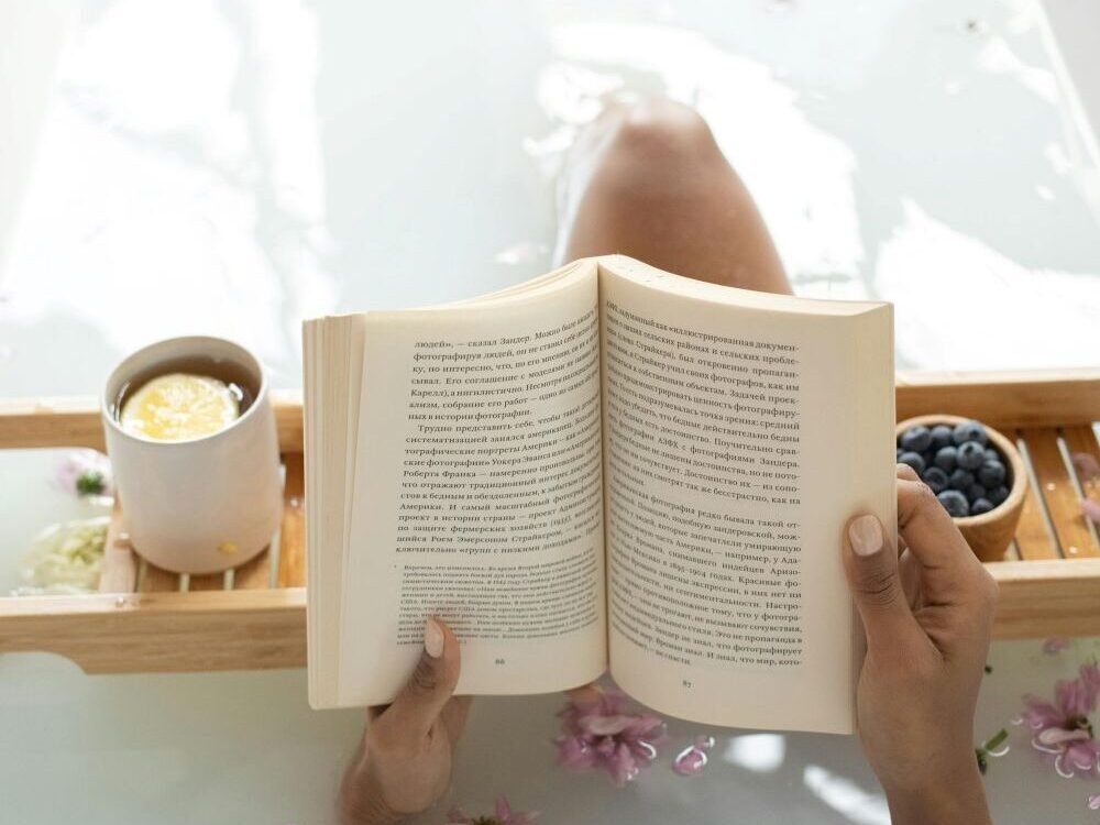 autocuidado-self-care-para-a-pele-madura-mulher-lendo-na-bahneira