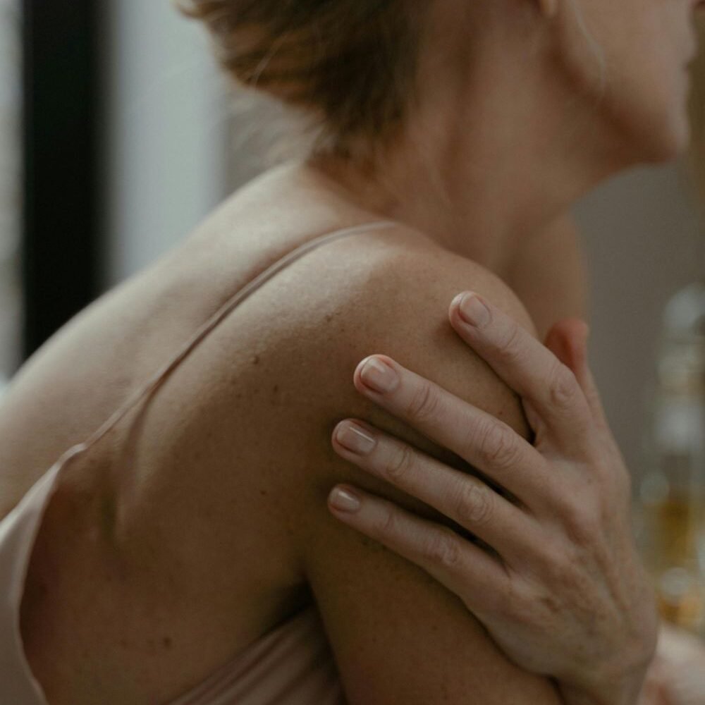 autocuidado -self -care -para -a -pele -madura -mulher - abraçando-se