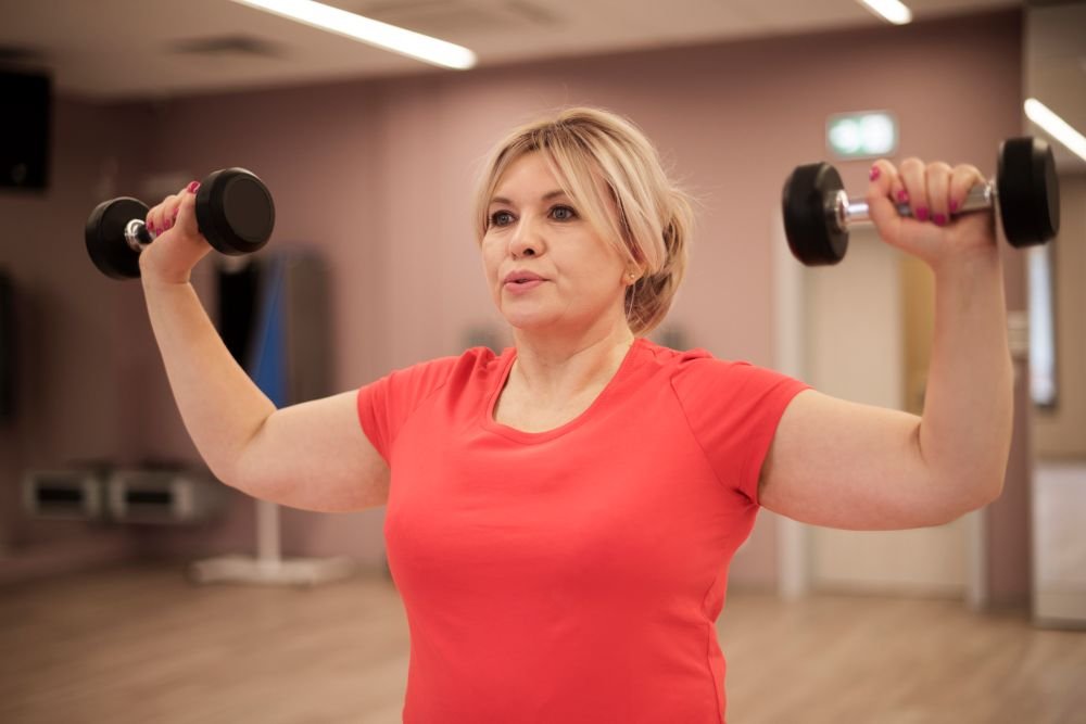 exercício físico na menopausa-mulher-treinando-com-halteres