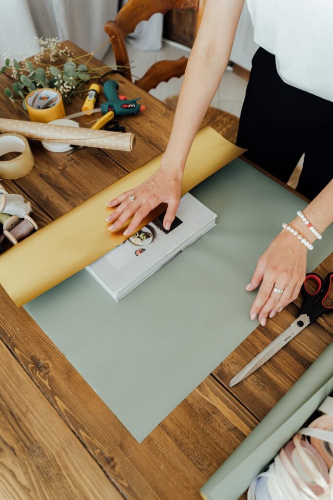 mulher empacotando livro