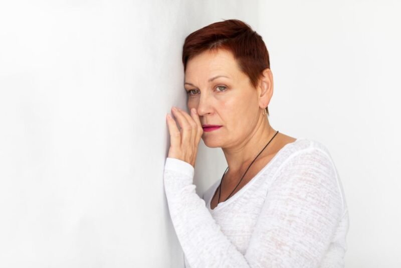 sindrome-do-panico-mulher-pensativa-com-o-rosto-encostado-na-parede.jpg