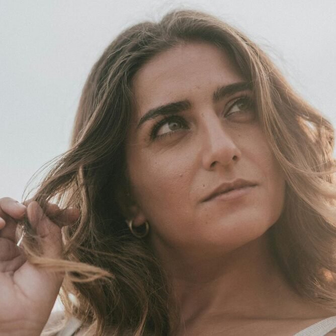 o estilo da mulher madura mulher olhando o horizonte