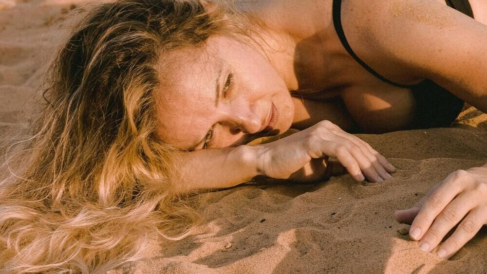 cuidados com a pele madura- mulher madura com manchas na pele resultado de longos períodos de exposição ao sol