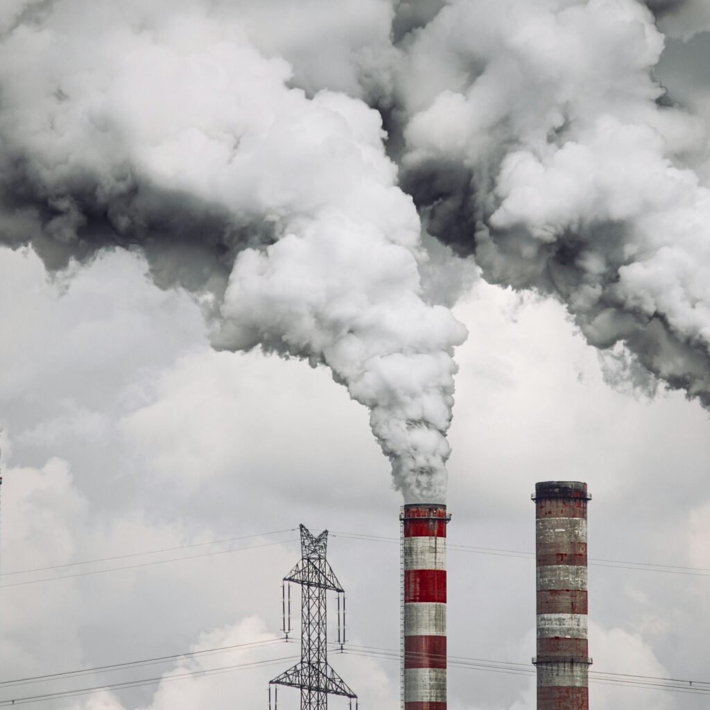 fumaça industrial e poluição que causam danos a pele