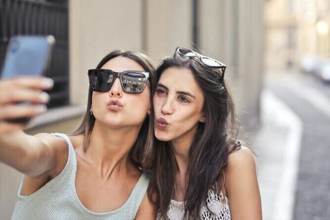 mulheres fazendo biquinho em pose para foto,, que em movimento repetitivo pode causar rugas em torno da boca