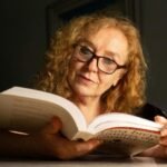 mulher madura concentrada lendo um livro