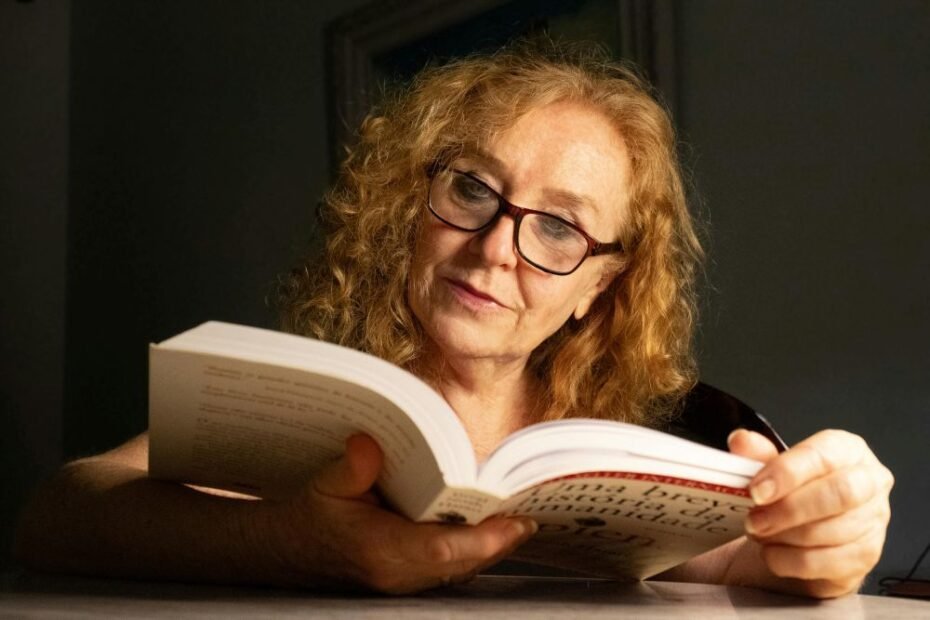 mulher madura concentrada lendo um livro