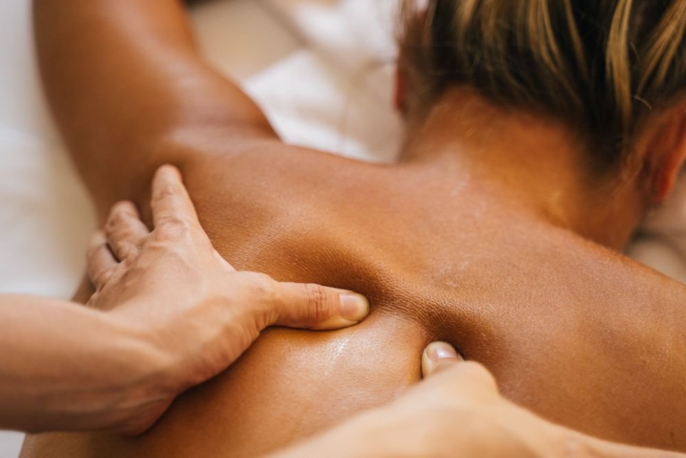 massagem em mulher em menopausa, para de liberação miofascial, com movimento profundo na costa