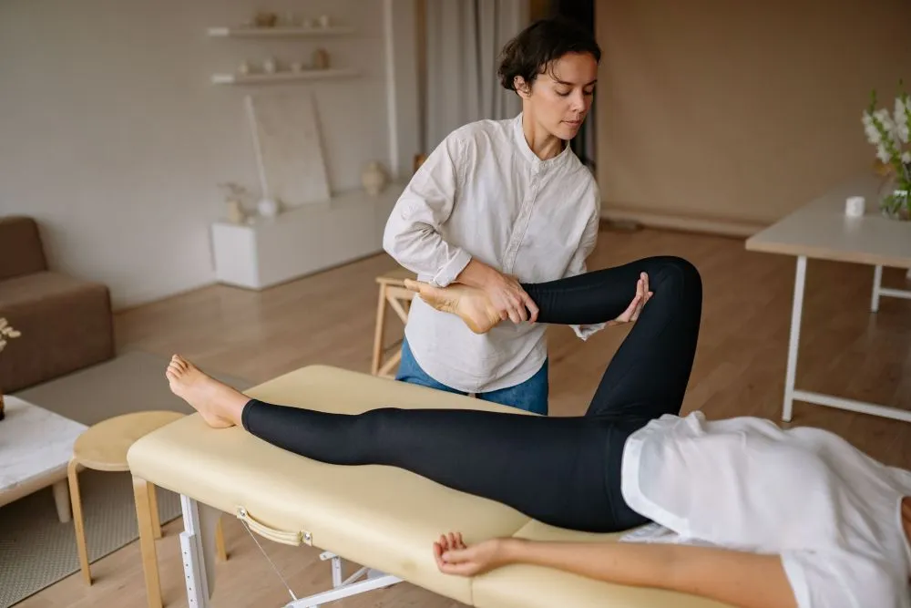 mulher madura em menopausa, em massagem para combater retenção de liquido.