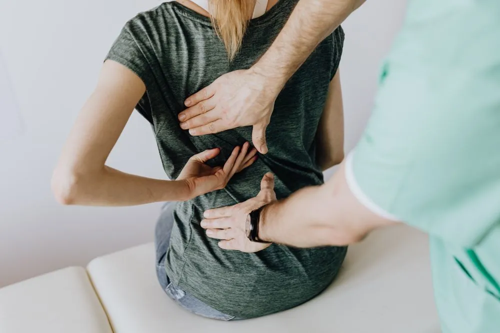 mulher madura em menopausa recebendo massagem terapêutica na costa para aliviar dores