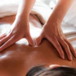 Deep Tissue, mulher de bruços recebendo massagem profunda na costa