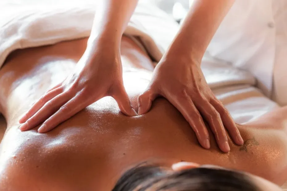 Deep Tissue, mulher de bruços recebendo massagem profunda na costa